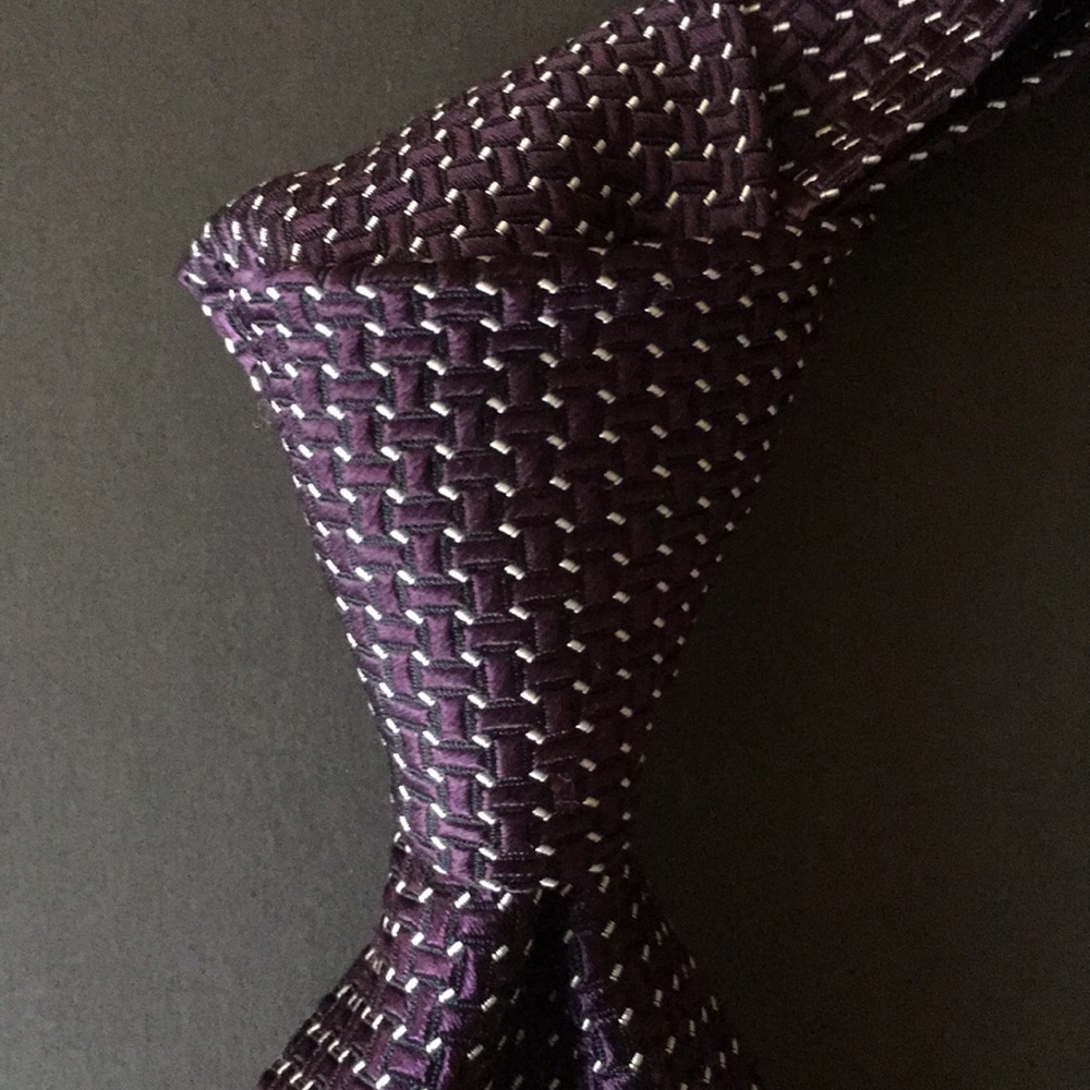 JOS A BANK PURPLE W/WHITE DOTTED SIGNATURE TIE